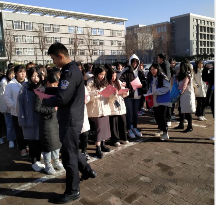 我校开展“交通安全日”主题宣传教育活动