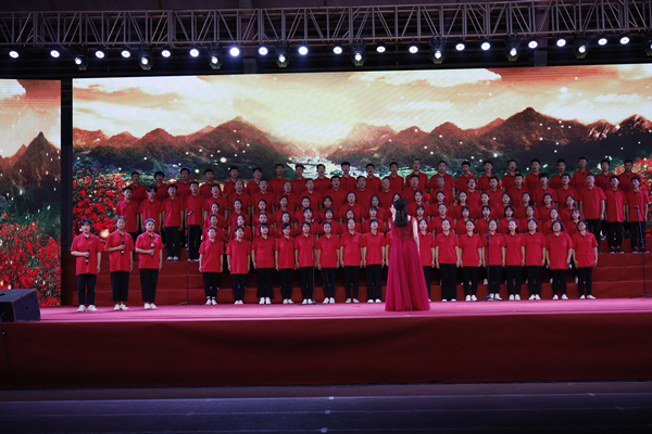 学校“礼赞新中国、奋进新时代”合唱展演活动激情唱响