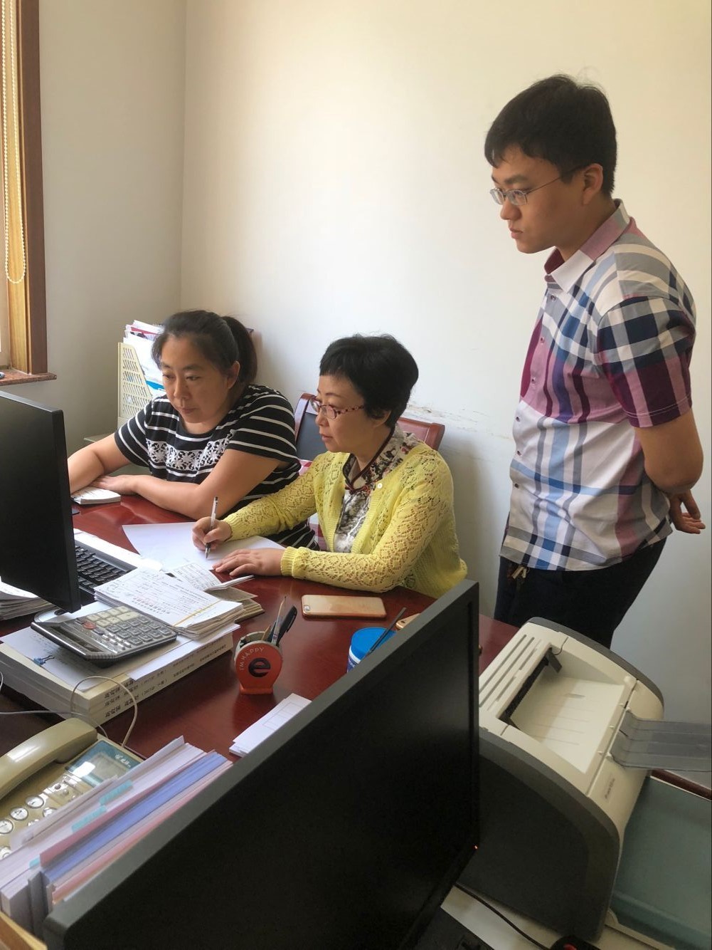 淄博市非税收入管理局来我院进行财政票据年检工作