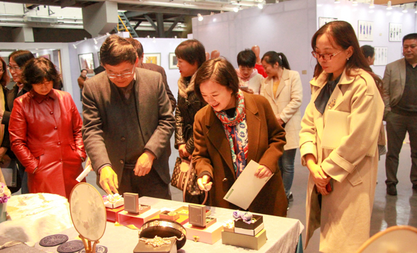 学校举办“礼赞新中国 奋进新时代” 主题艺术作品展