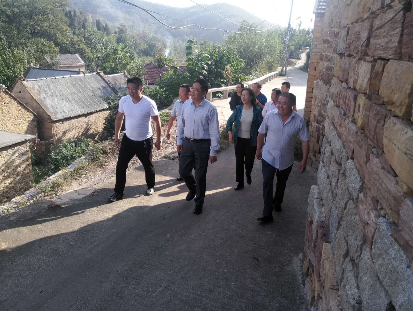 牛圣银同志到“第一书记”村调研帮扶工作