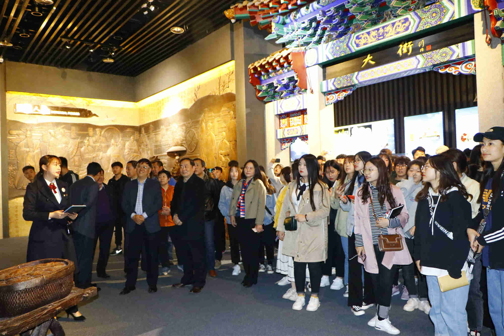 传承红色基因——红色文化教育基地揭牌仪式暨思政课现场教学活动在淄博历史展览馆举行