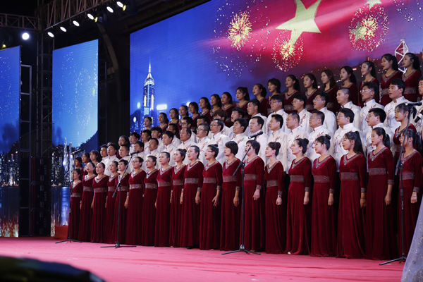 学校“礼赞新中国、奋进新时代”合唱展演活动激情唱响