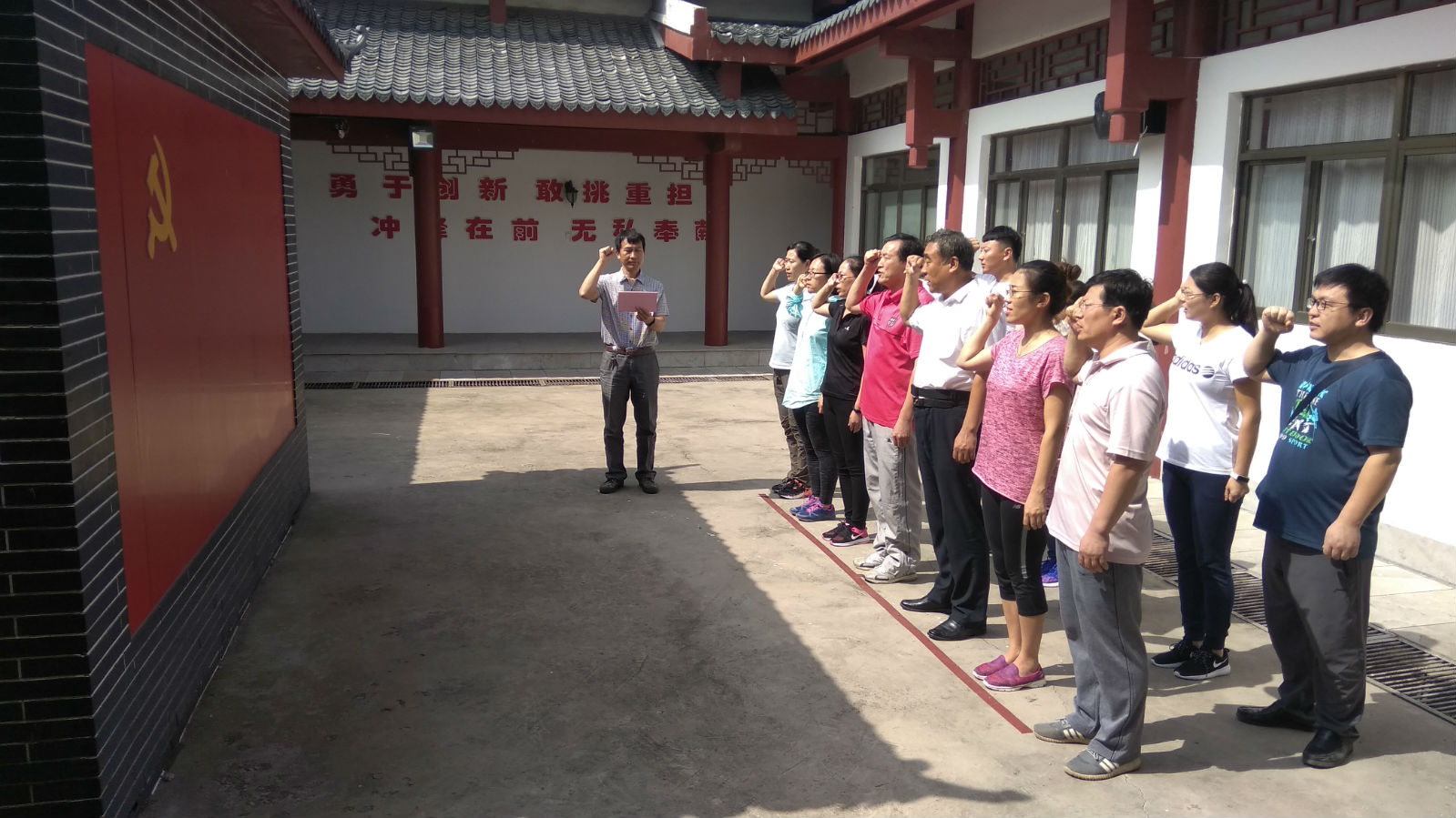 学院教学党支部、商务贸易系党支部到原山艰苦创业教育基地参观学习