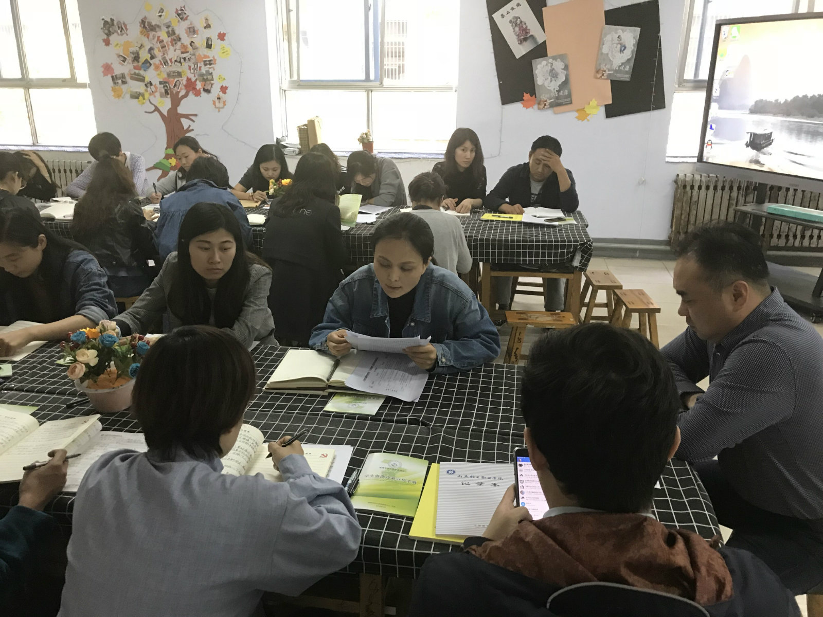 艺术设计系党支部组织教师第五次政治理论集体学习