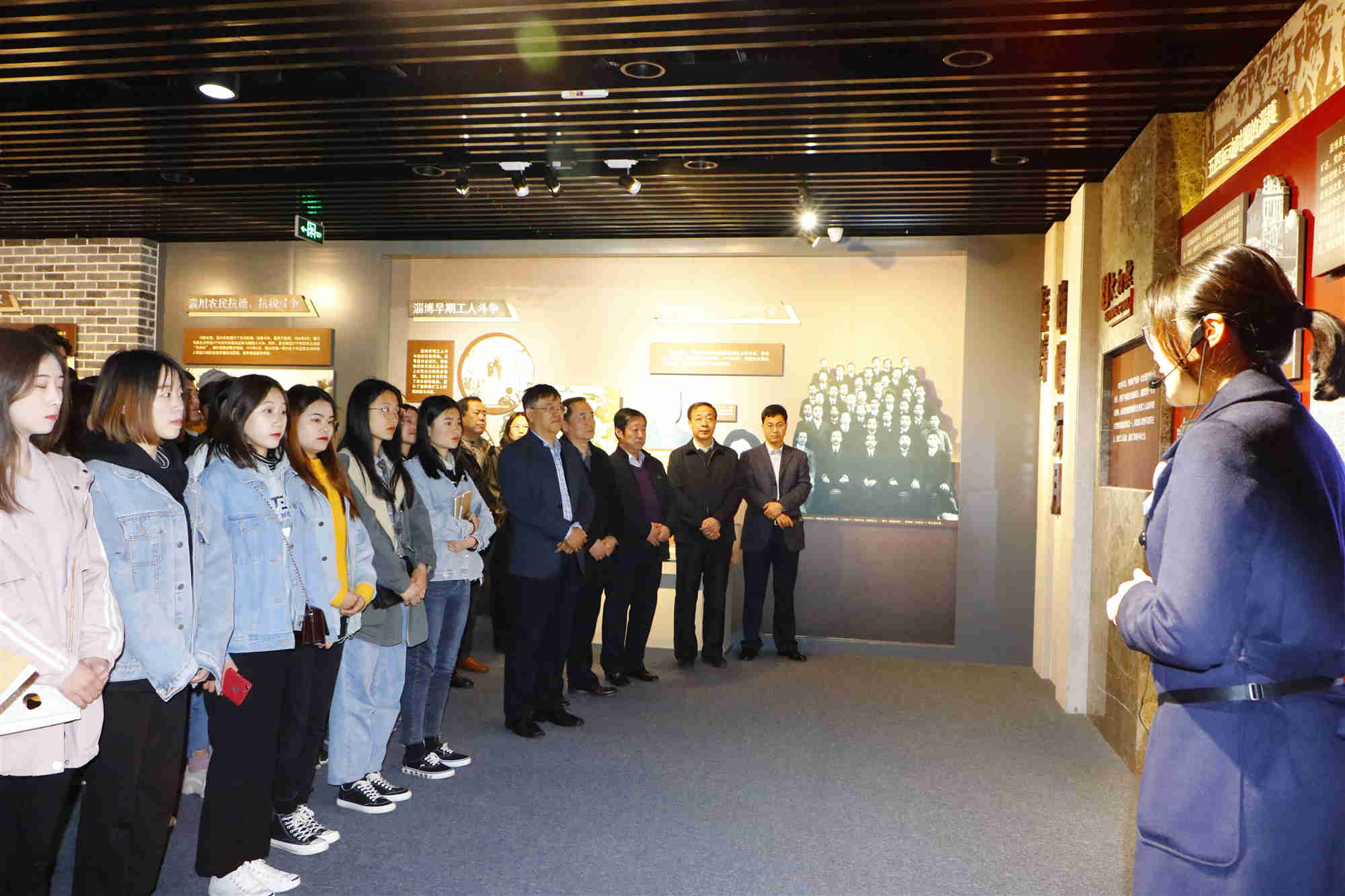 传承红色基因——红色文化教育基地揭牌仪式暨思政课现场教学活动在淄博历史展览馆举行