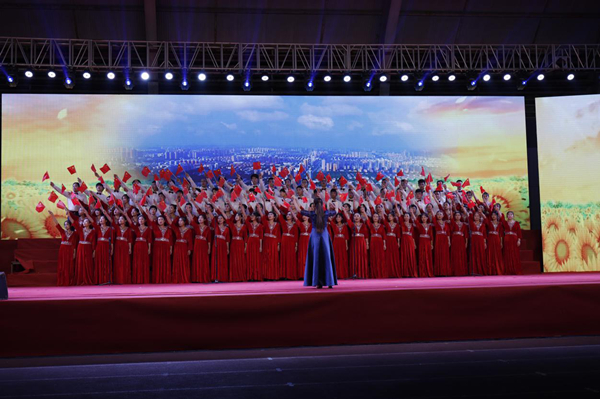 学校“礼赞新中国、奋进新时代”合唱展演活动激情唱响