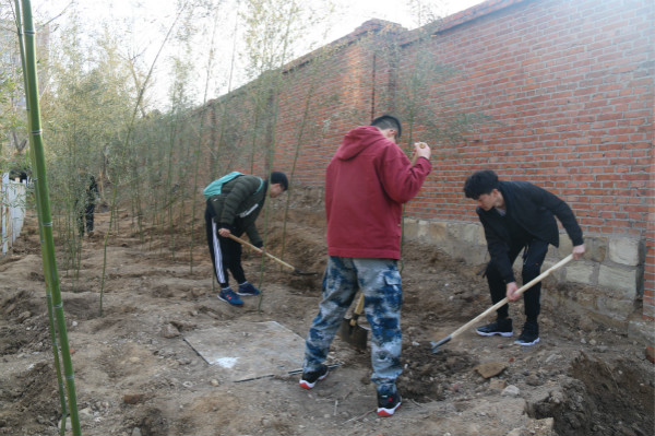 “播种希望，收获成长；展望梦想，共同发展”——工商管理系植树节活动