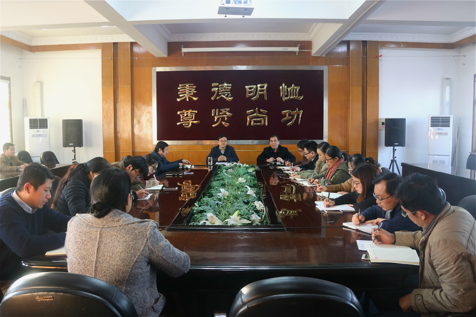 学院党委书记牛圣银为机关一党支部上党课