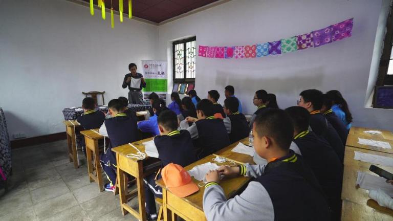 轻化工程系职教周活动—“传承丝绸文化 传习扎染技艺”