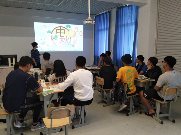 月满中秋 情暖轻院