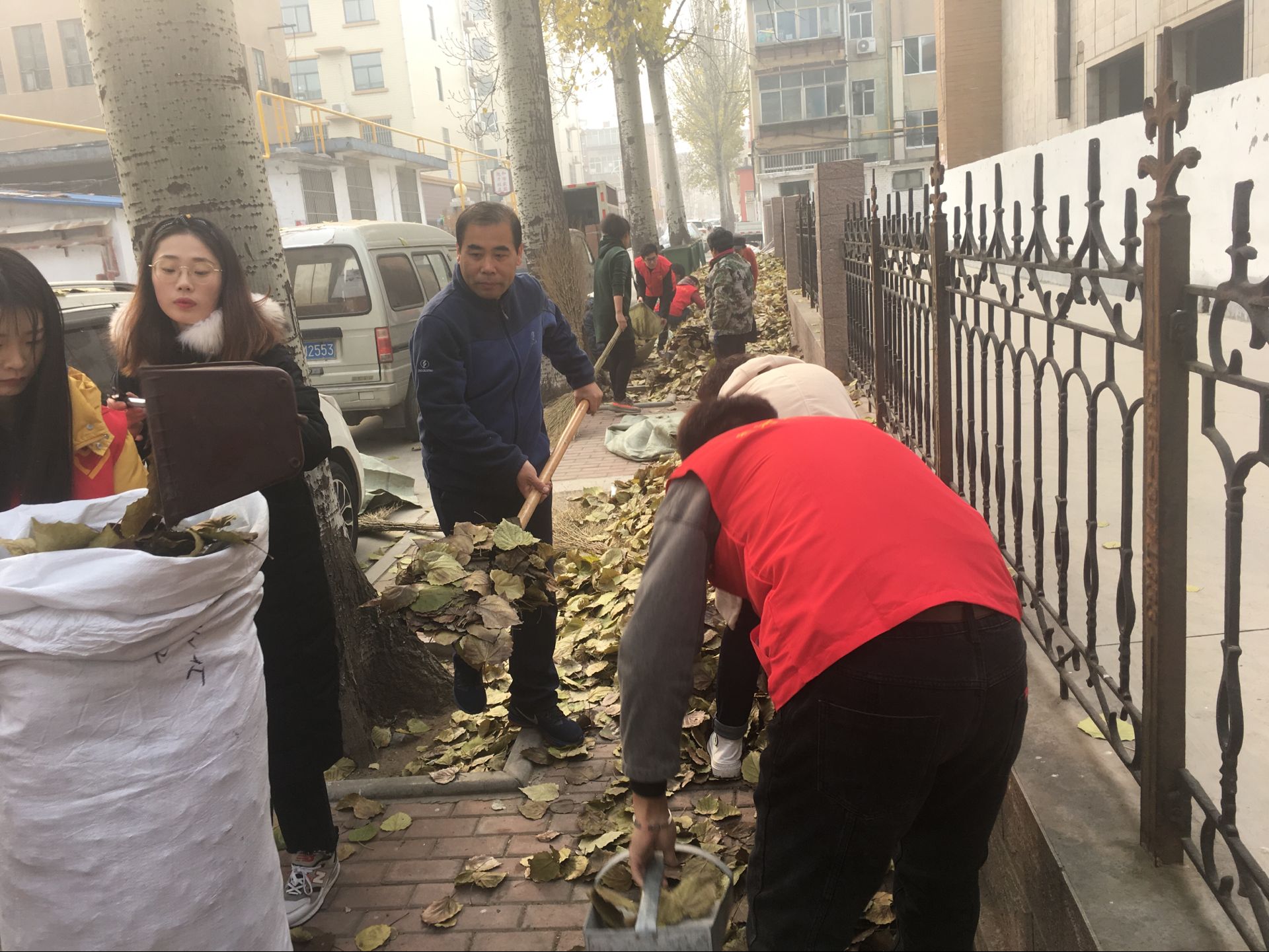 学院组织集中志愿服务活动助力创城工作