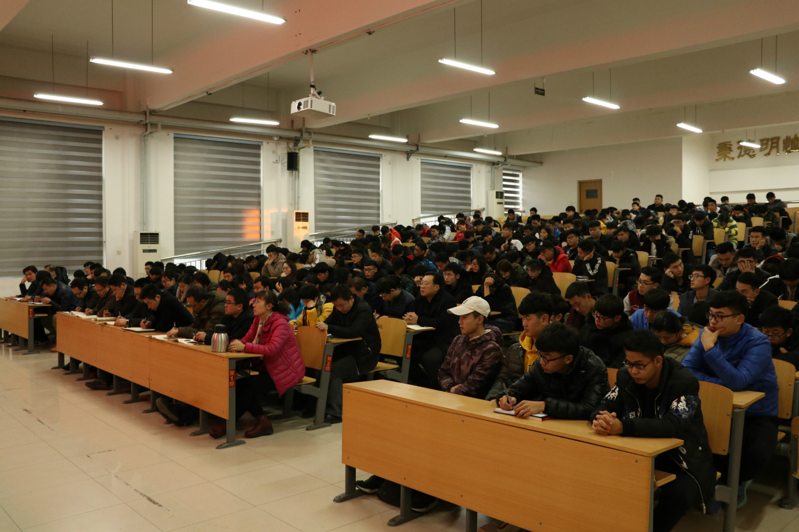 学院党委书记牛圣银作十九大精神宣讲