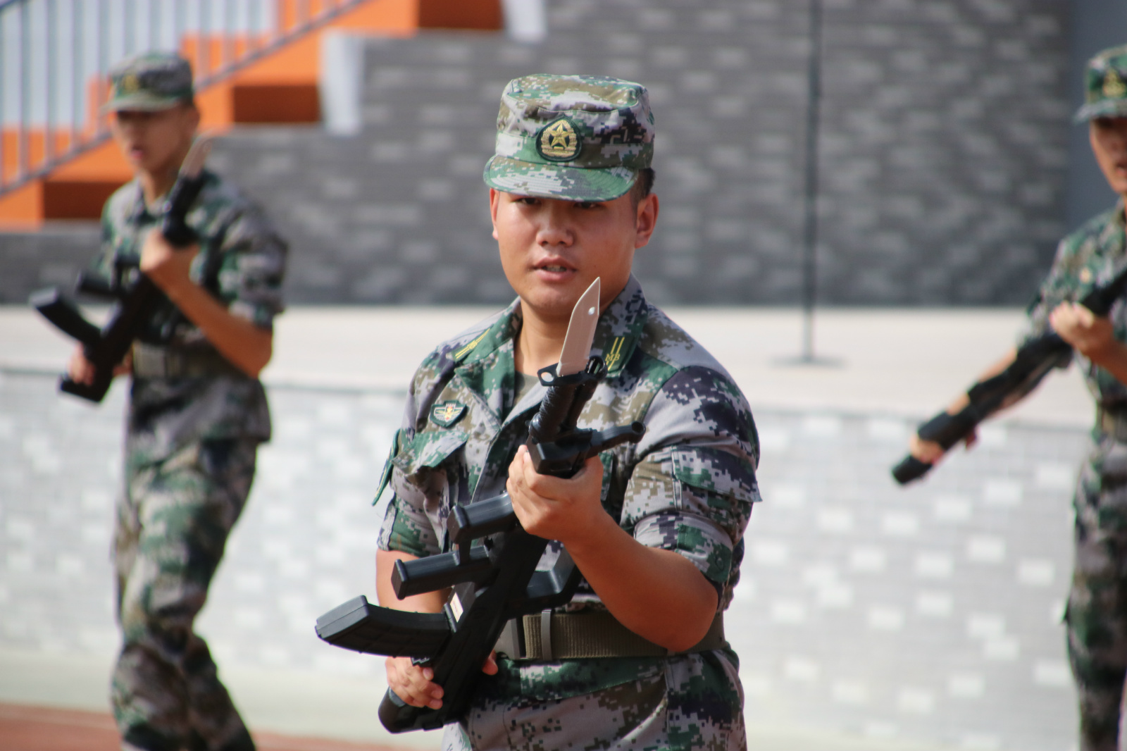 学院举行新生开学典礼暨军训动员大会