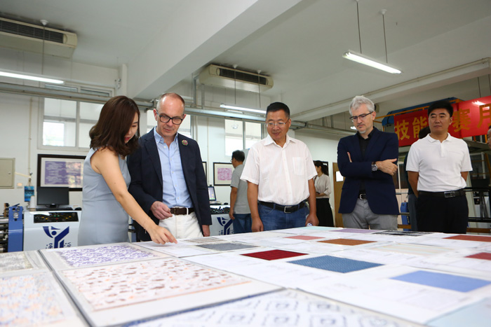 帕森斯设计学院前院长来校作创意设计专题讲座