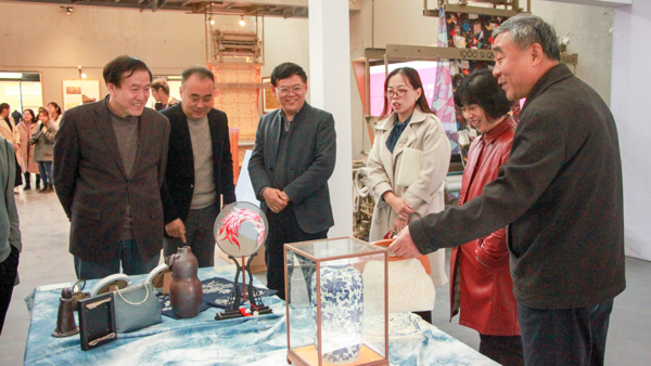 学校举办“礼赞新中国 奋进新时代” 主题艺术作品展