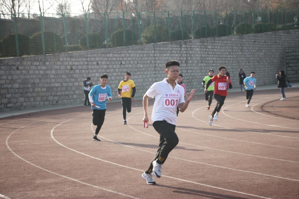学校成功举办纪念“一二·九”运动 84周年万米接力赛