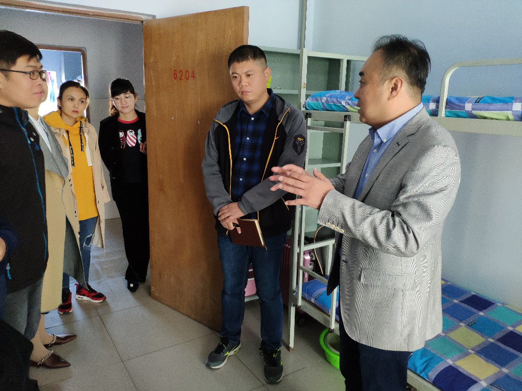 艺术设计系领导深入公寓大检查