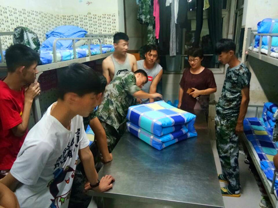 民兵带“新兵” 展机电风采——机电工程系开展民兵带新生宿舍内务整理活动