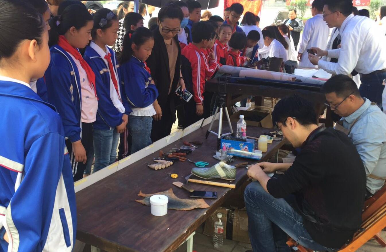 纺织服装工程系职业教育活动周体验日现场报道