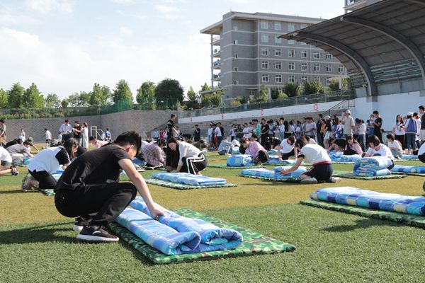 内务技能大比武，青春风采“叠”出来