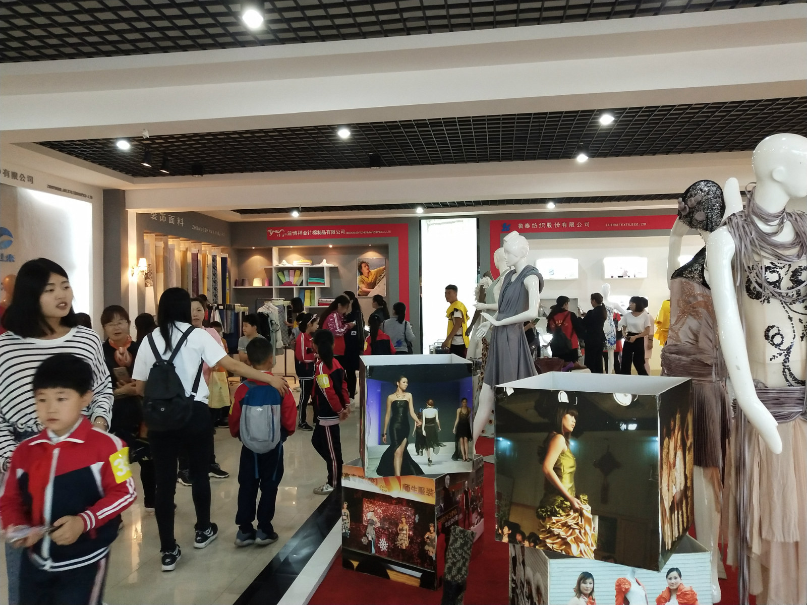 职业教育活动周——纺织服装工程系中式服饰制作体验活动