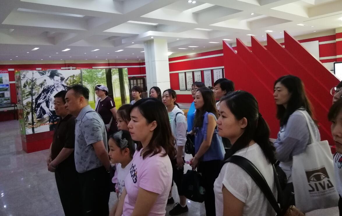 纺织服装工程系党支部开展“学习焦裕禄精神,做合格党员”主题党日活动