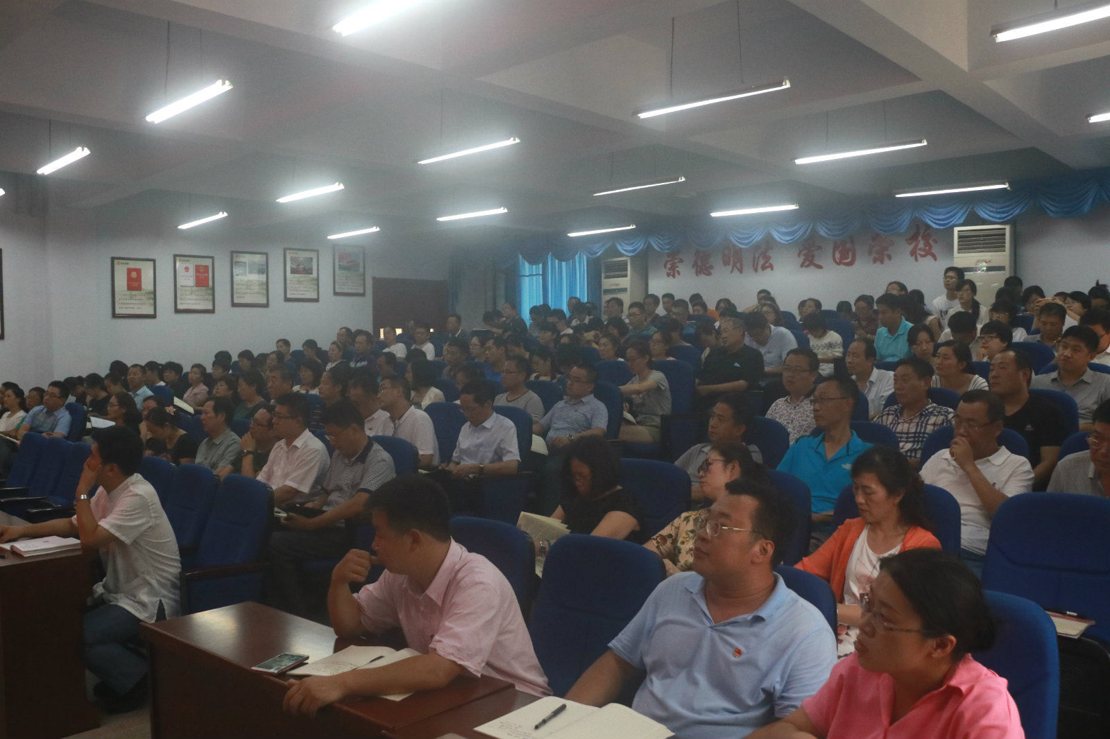 学院党委书记牛圣银为全体党员上党课