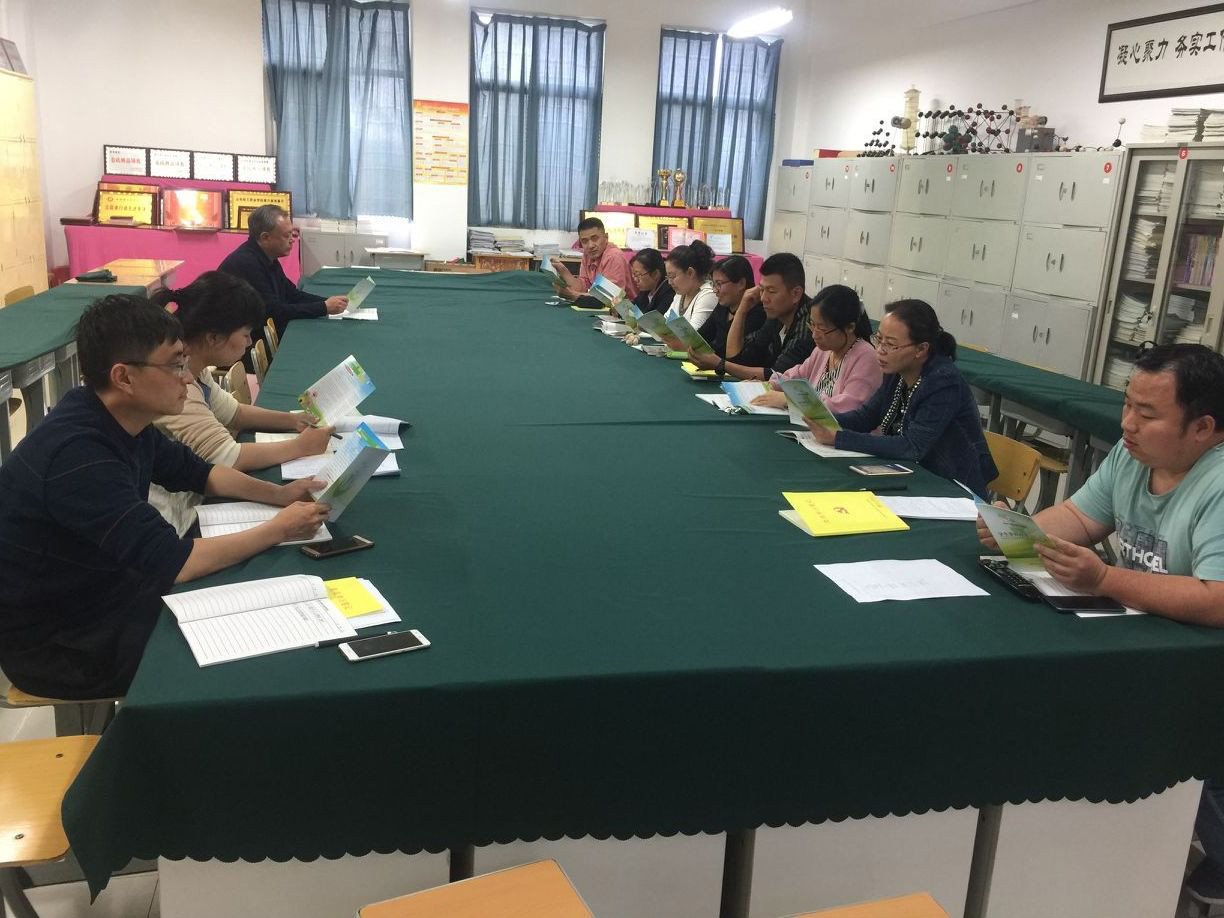  学生工作处组织学习《学生资助政策宣传手册》