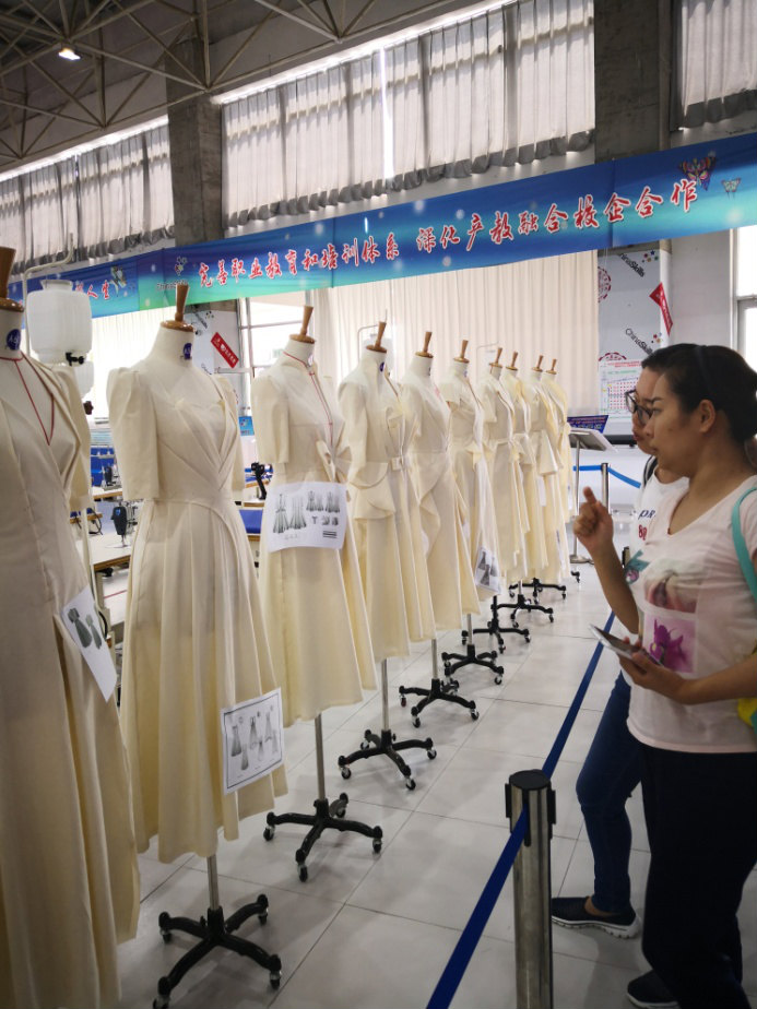 纺织服装工程系观摩2018年国赛服装设计与工艺赛项现场