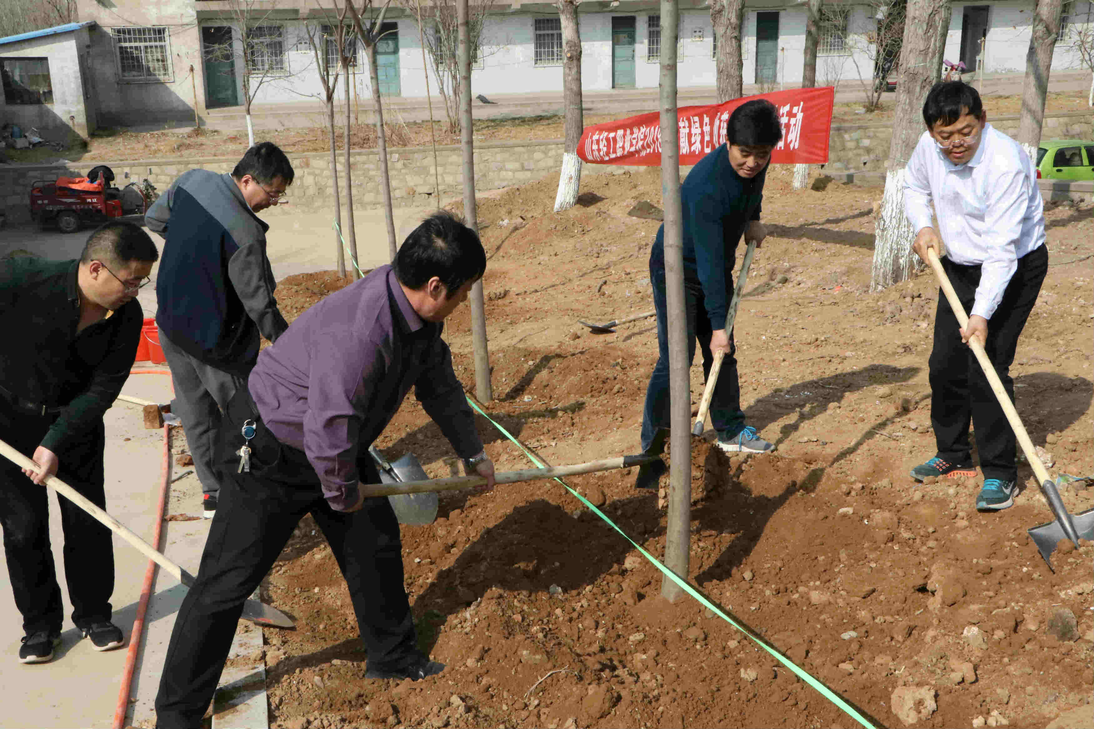 山东轻工职业学院举办“奉献绿色，收获希望”植树活动