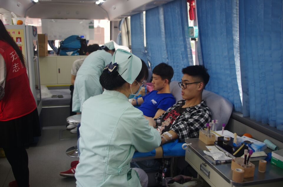 学院组织无偿献血活动