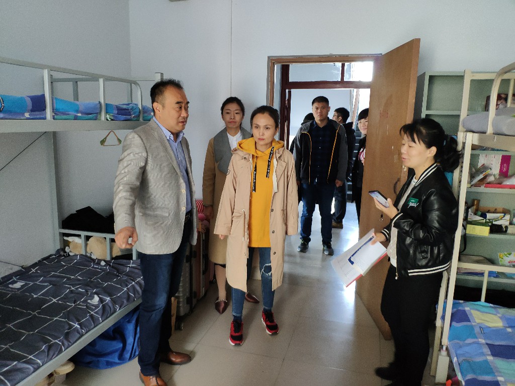 艺术设计系领导深入公寓大检查