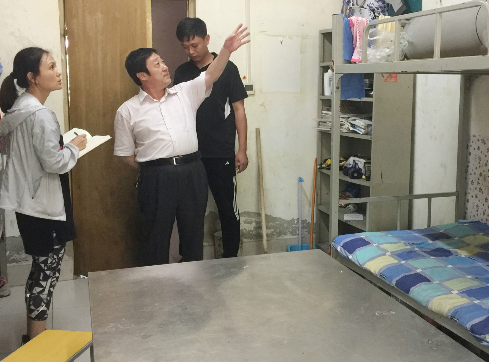 艺术设计系挂靠领导深入公寓指导文明宿舍创建工作