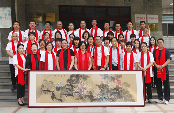 94织绣二班校友返校合影
