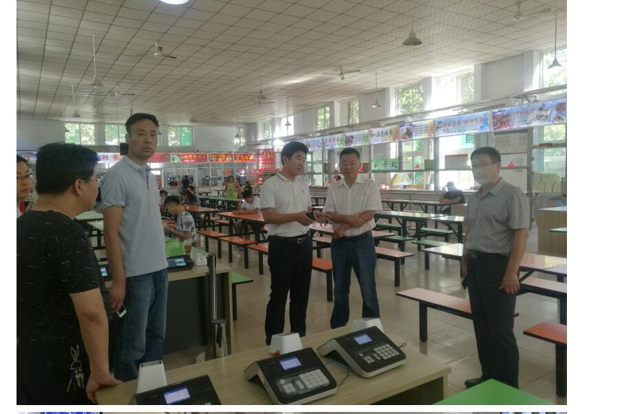 学校领导检查食堂工作