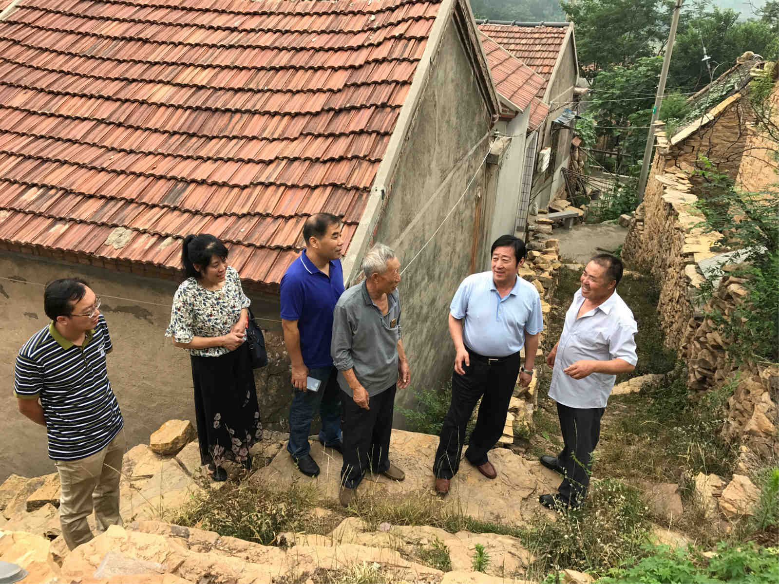 党委副书记、纪委书记余中兴到第一书记村调研走访