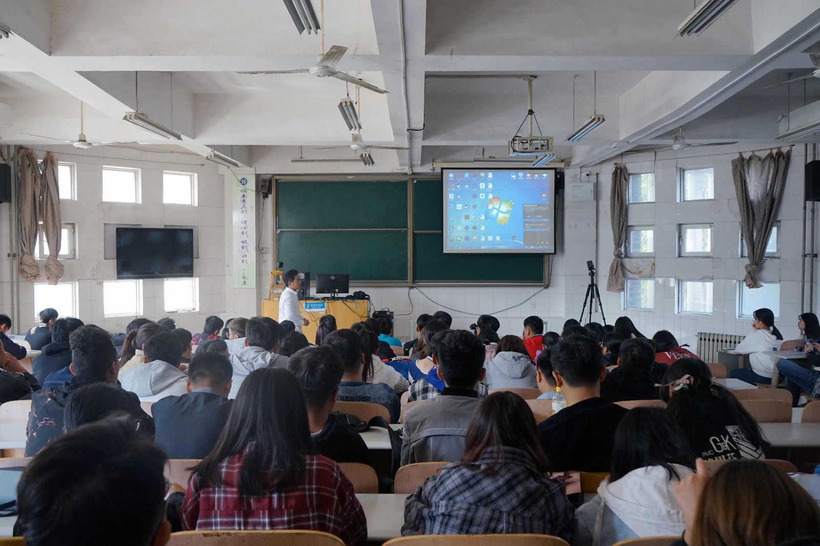 艺术设计系动漫教研室组织“虚拟现实技术分享与体验”活动