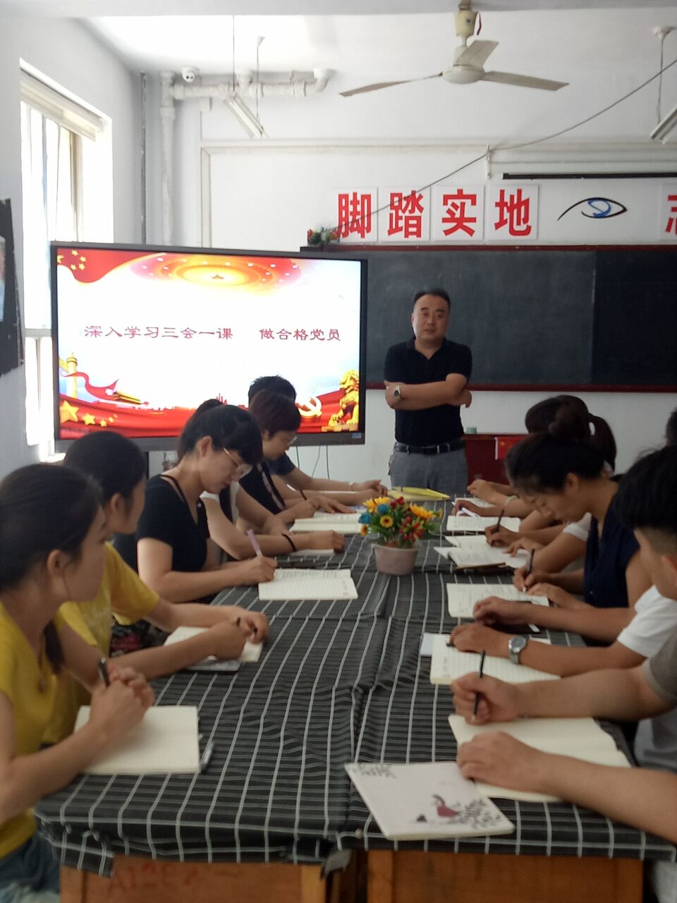 艺术设计系主任李志刚同志为党员上党课