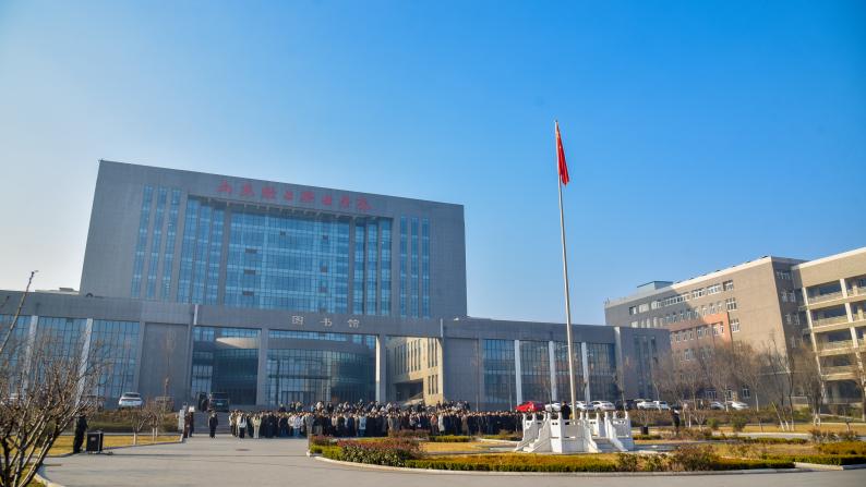 锚定目标启新程 赓续精神向未来——学校举行2026年新学期升国旗仪...