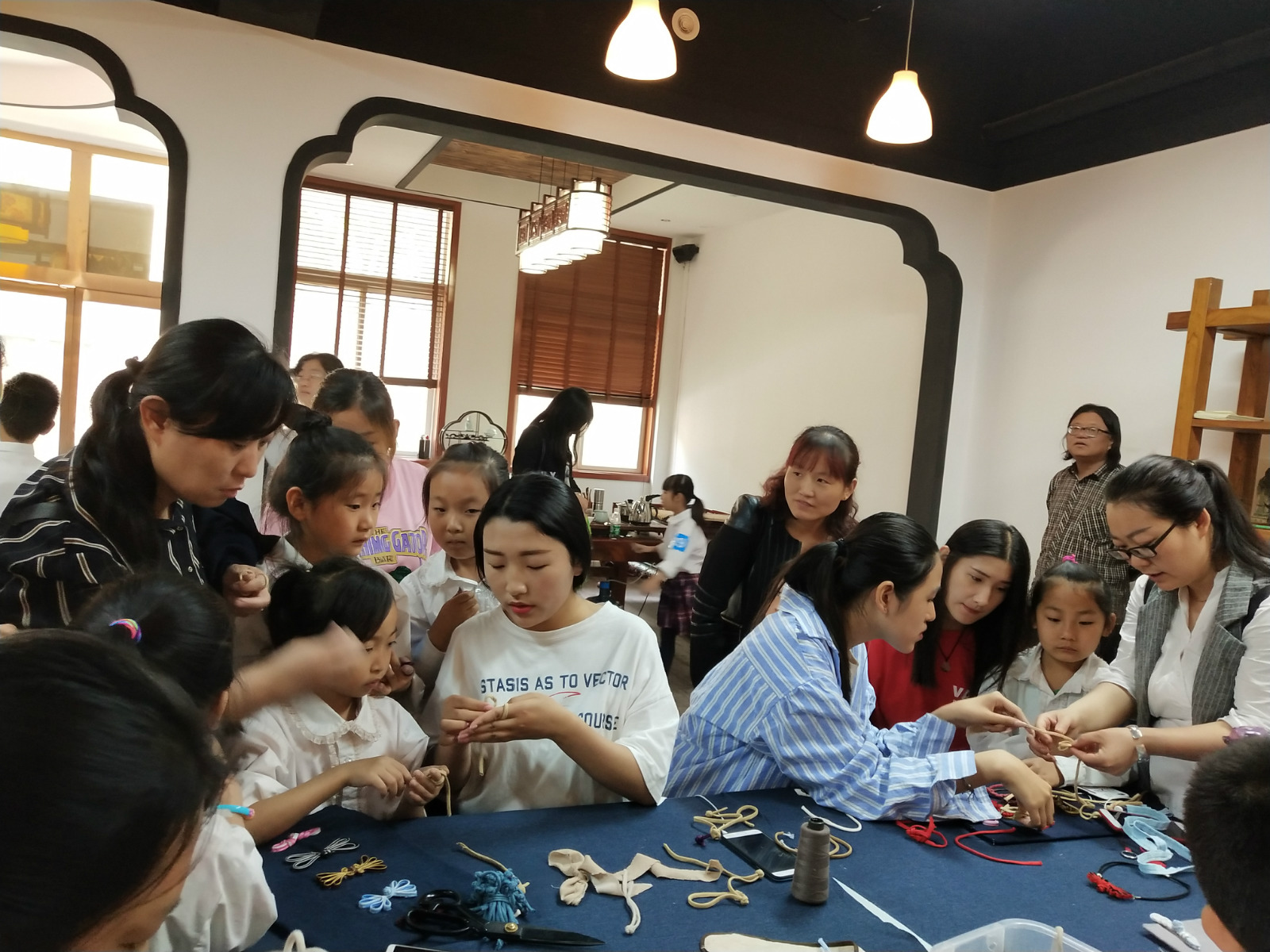 职业教育活动周——纺织服装工程系中式服饰制作体验活动