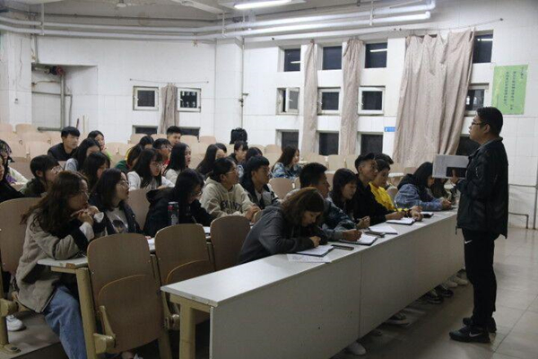 工商管理系班会进行时——秋季运动会安全事项