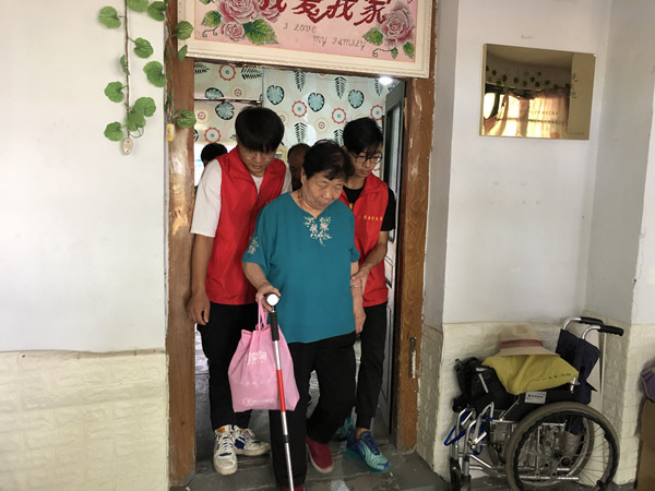 月满中秋 情暖轻院