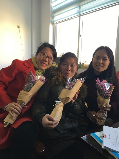 小小鲜花,大大温暖——工商管理系庆祝三八妇女节活动圆满成功