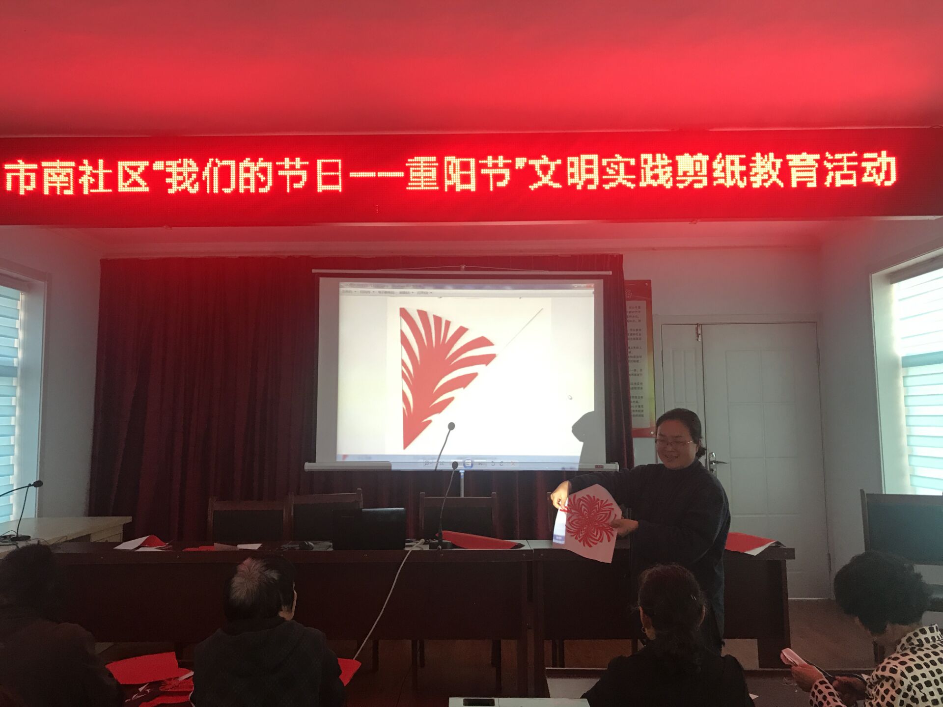 艺术设计系王庶老师参加市南社区重阳节活动