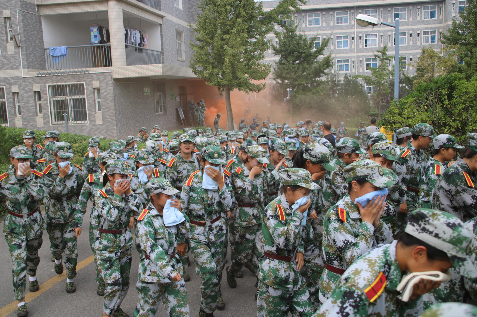 学院开展消防安全教育暨应急疏散和灭火演练活动