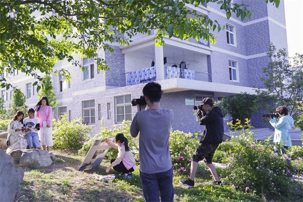 带着书香，走进校园---记“我与书的故事”摄影比赛校园拍摄纪实