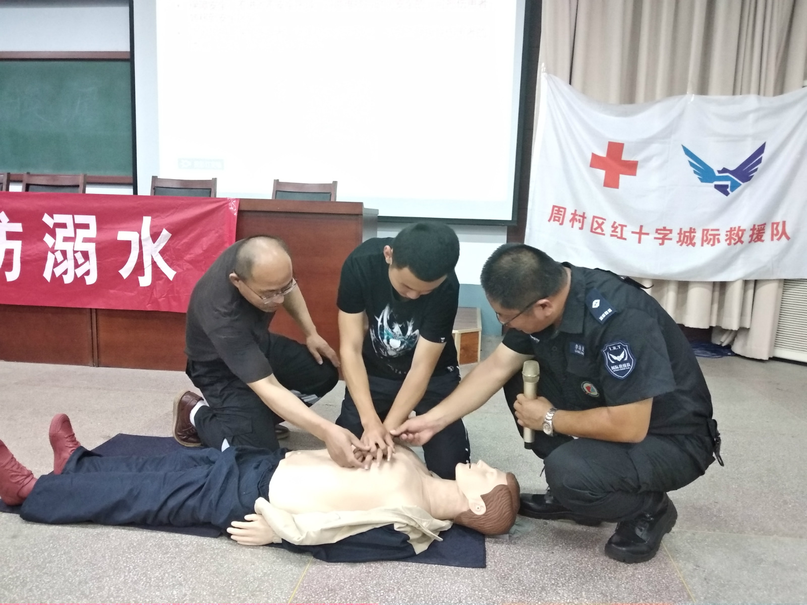 团委开展红十字应急救护培训