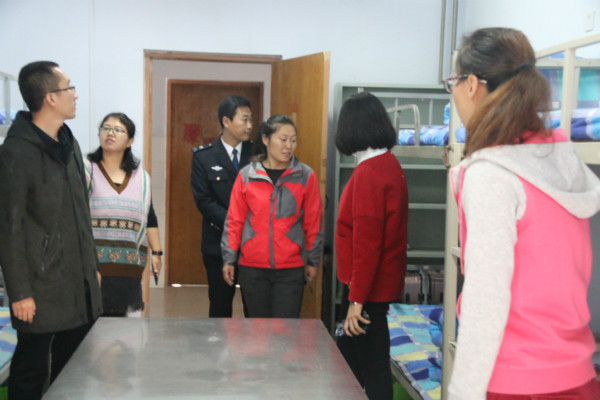 工商管理系进行学生公寓卫生与安全自查