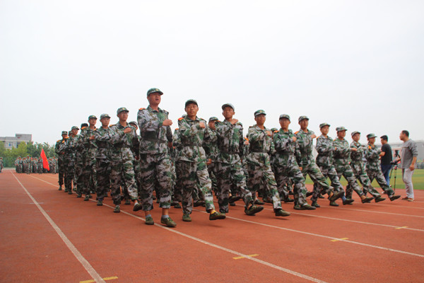 学校举行2019级新生军训总结暨表彰大会